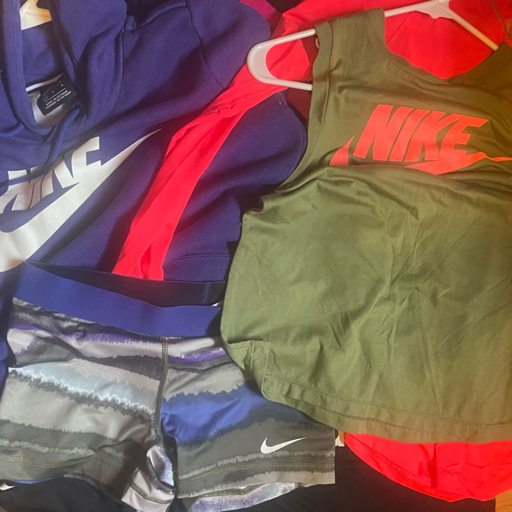 Nike women’s workout bundle- 5 items sizes range from small-medium like new